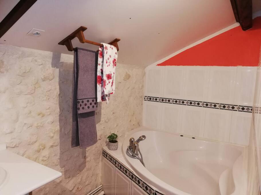 Maison Charentaise A La Campagne Becheresse Exterior foto